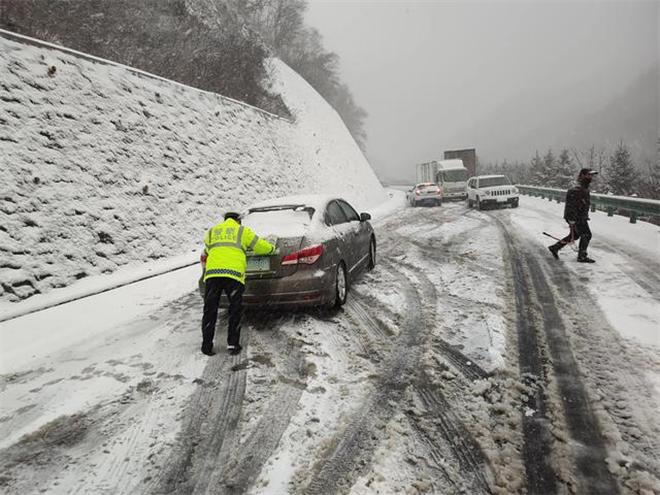 迎戰今冬第一場雪 寶雞交警浴”雪”奮戰保安全保暢通_fororder_圖片5