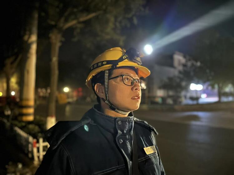 國網西安市閻良區供電公司：夜巡“把脈” 秋檢巡查無死角_fororder_1