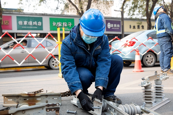 國網渭南供電公司：帶電更換隔離開關 穩供電保民生_fororder_圖片2