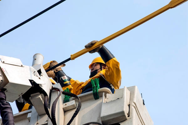 國網渭南供電公司：帶電更換隔離開關 穩供電保民生_fororder_圖片1