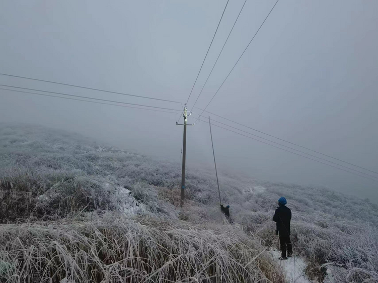 國網渭南供電公司：極端天氣線路覆冰跳閘 電力鐵軍連夜搶修恢復供電_fororder_圖片1