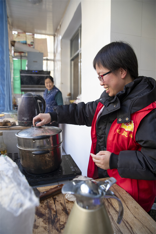 文明新風潤民心——渭南市深入開展新時代文明實踐工作綜述_fororder_攝影  彭一鵬  臨渭區人民街道東風社區郵政小區內，社區志願者正在一戶老人家中幫忙做家務。