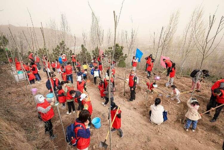 （轉載）“志願紅”播種“生態綠” 西安高新區文明辦聯合紫薇地産開展植樹活動