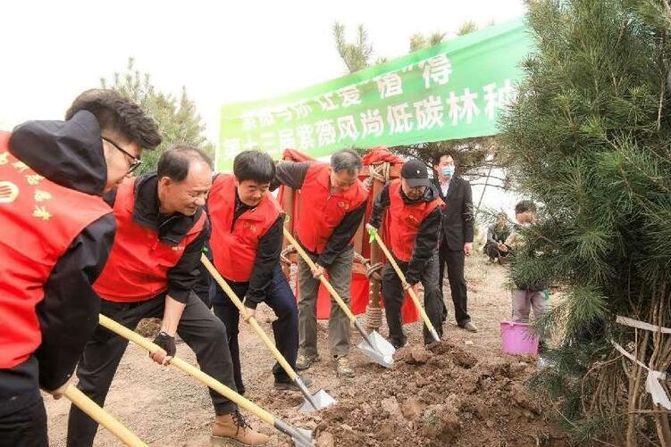 （轉載）“志願紅”播種“生態綠” 西安高新區文明辦聯合紫薇地産開展植樹活動