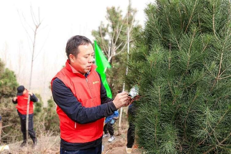 （轉載）“志願紅”播種“生態綠” 西安高新區文明辦聯合紫薇地産開展植樹活動