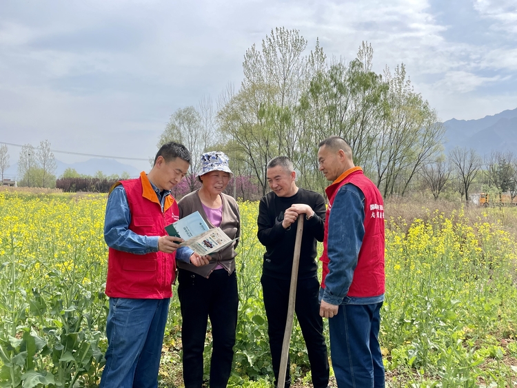 國網陜西電力：嚴防山火隱患 確保電網安全_fororder_國網陜西電力員工開展防山火安全知識宣傳,提醒村民文明祭祀。