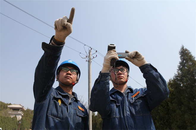 國網黃陵縣供電公司：全球華人尋根祭先祖 供電衛士擔當保盛典_fororder_圖為：國網黃陵縣供電公司保電人員對10千伏174呼家灣線路進行特殊巡視（張棟）