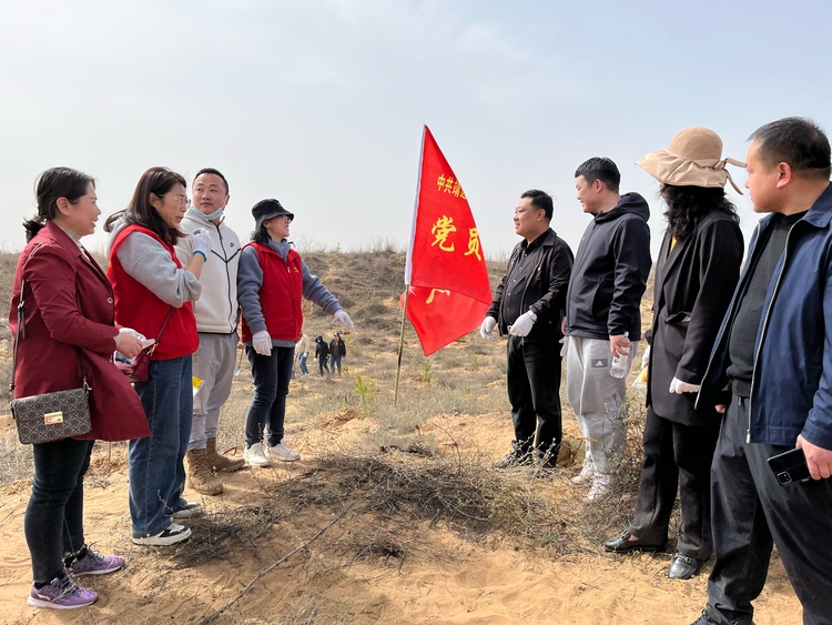 榆林市靖邊縣基本建設項目服務中心：開展“黨員帶頭添新綠 植樹造林當先鋒”主題黨日活動_fororder_項目服務中心黨支部支委委員講黨課