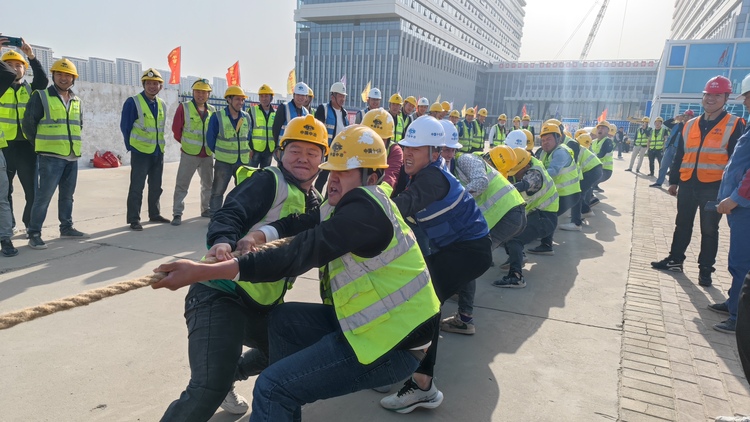 西安國際陸港醫院項目組織開展農民工專題趣味運動會_fororder_c205d09f76701343107b4e377d79316