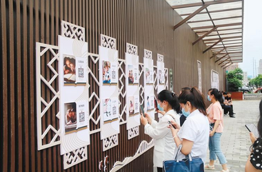 “智慧書廊”亮相街頭 手機掃碼可免費閱讀