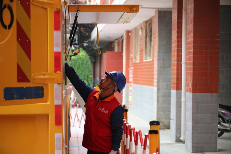 國網陜西電力：交上主題教育與高考保電緊密結合滿意答卷_fororder_國網陜西電力員工檢查應急發電車數據