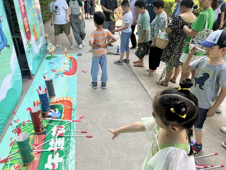 西安市雁塔區電子城街辦廣交社區舉辦“國風古韻端午遊園會”