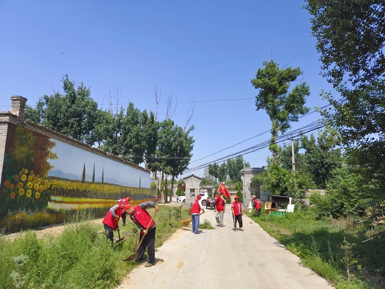 榆林府谷黃甫鎮：跑出振興“加速度” 繪就幸福“新圖景”_fororder_開展村莊清潔行動