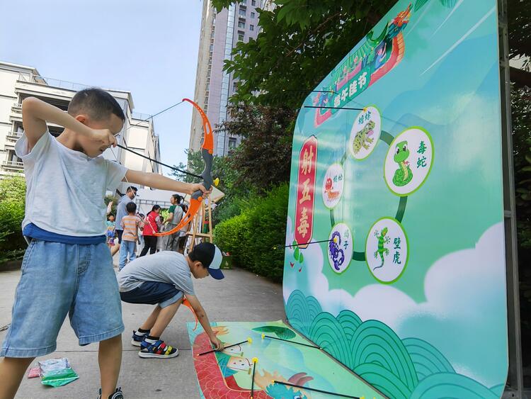 西安市雁塔區電子城街辦廣交社區舉辦“國風古韻端午遊園會”