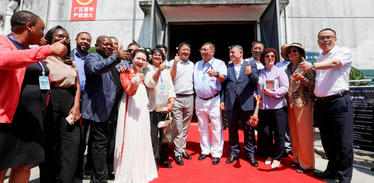 Diplomats Visit Liulin Town in Baoji City to Explore Thousand-Year Liquor Town's Inheritance Code_fororder_rBABCmSK15OAfwM2AAAAAAAAAAA665.1259x840.1242x829