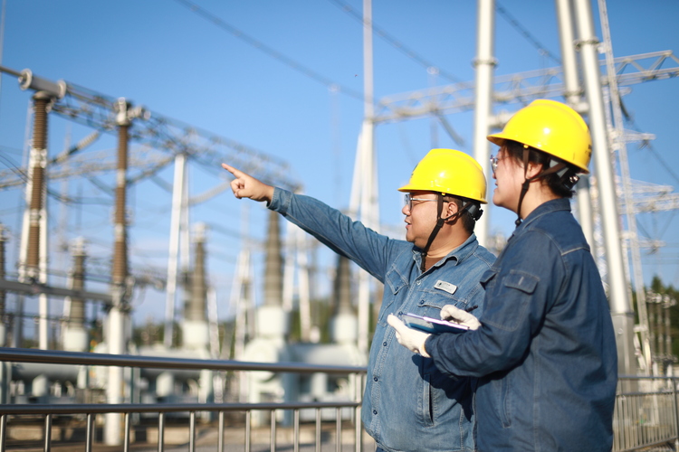 國網陜西電力圓滿完成“雙節”保電任務_fororder_國網陜西電力員工對330千伏馬營變電站進行巡視