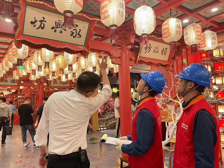 國網陜西電力圓滿完成“雙節”保電任務_fororder_國網陜西電力員工對景區用電進行檢查