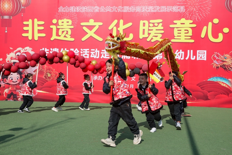 年味非遺進校園_fororder_2024年1月11日，陜西省渭南市蒲城縣第三幼兒園孩子們有模有樣的表揚傳統社火舞龍