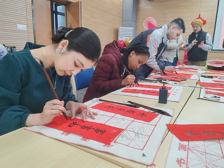 “洋面孔”入鄉隨俗過大年