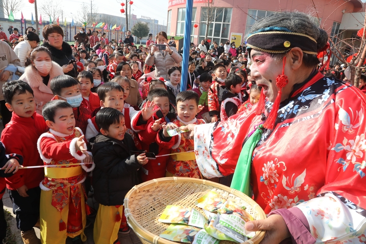 年味非遺進校園_fororder_2024年1月11日，陜西省渭南市蒲城縣非遺秧歌傳承人正在與蒲城縣第三幼兒園孩子們互動