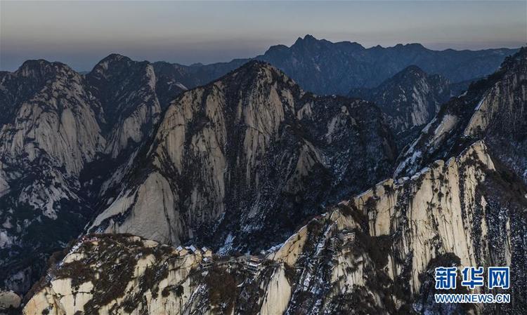 晚霞中的西嶽華山