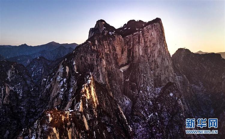 晚霞中的西嶽華山