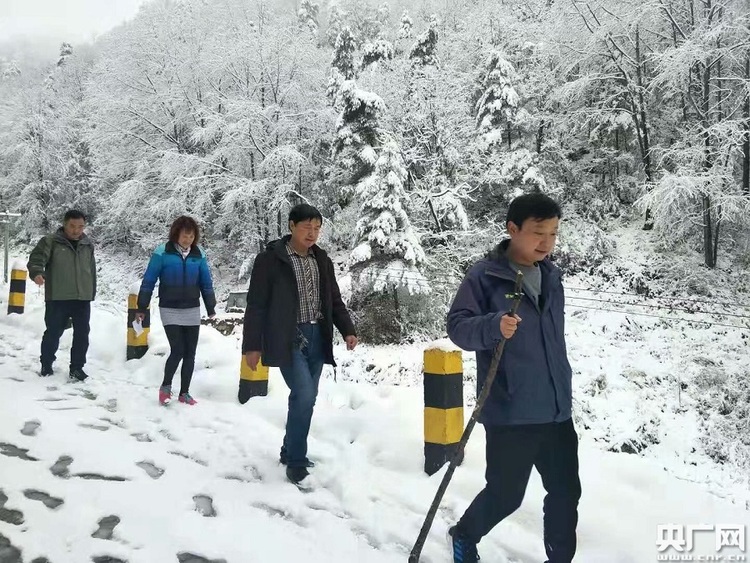 西安航空基地第一駐村書記成酉鋒：全力幫扶大山深處的 鄉親們脫貧致富