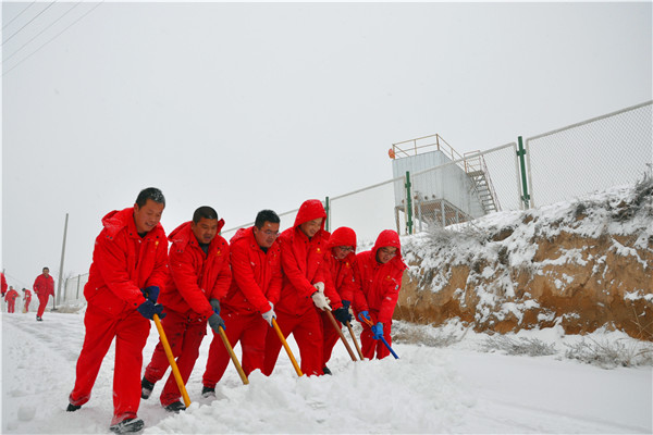 長慶油田採油五廠幹部員工眾志成城抗擊風雪保生産