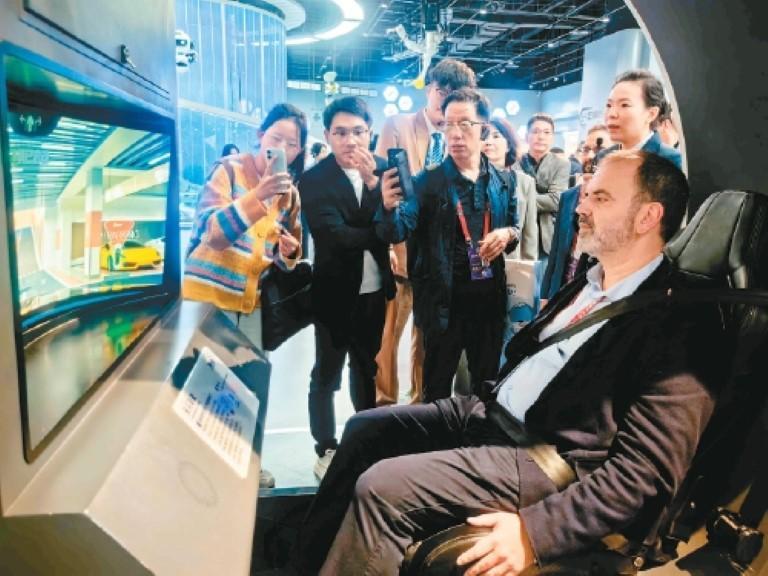 外國嘉賓走進長安雲  沉浸式感受西安科創脈搏_fororder_微信圖片_20250924092330_538_356