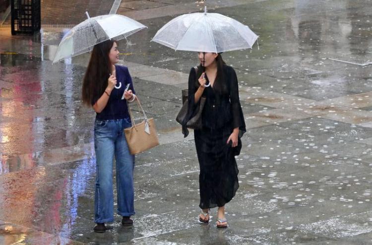 鐘鼓樓廣場雨中即景
