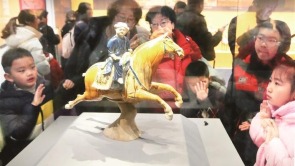 馬年將至 “三彩馬”火出圈