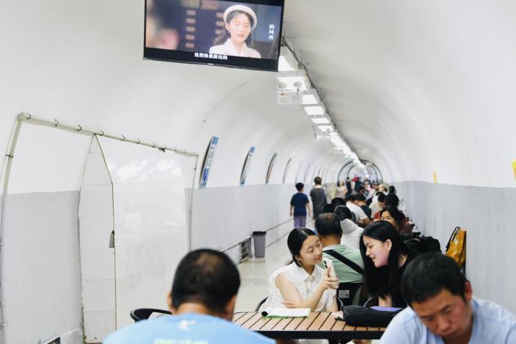 古城持續高溫 市民防空洞避暑納涼