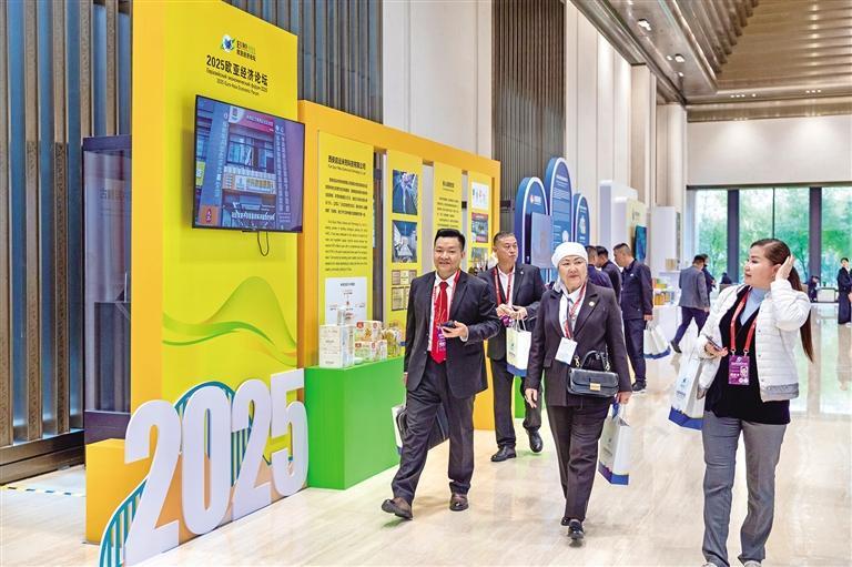 2025歐亞經濟論壇與會嘉賓在開幕式現場參觀_fororder_微信圖片_20250924084925_535_356