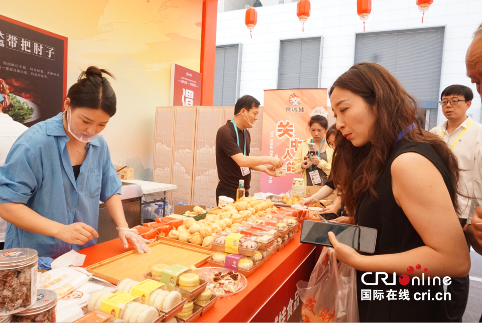 特色珍饈C位出道 第九屆絲博會渭南美食圈粉外國客商_fororder_圖片1