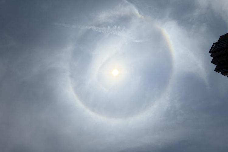 西安持續高溫 天空現壯觀“日暈”