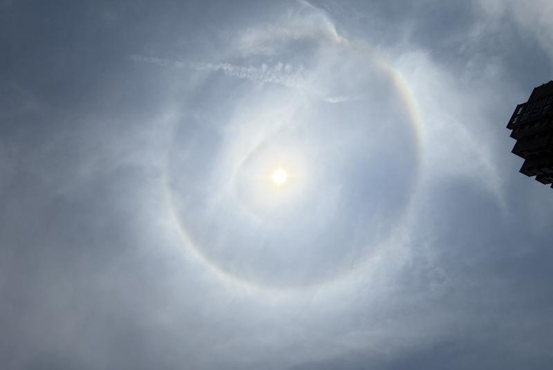 西安持續高溫 天空現壯觀“日暈”