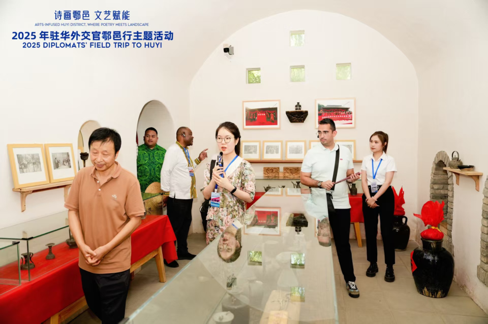 觸摸秦酒文化脈搏 駐華外交官探秘秦地“活化石”_fororder_圖片13