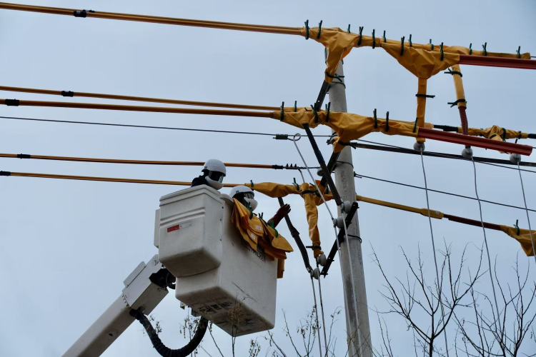 國網定邊縣供電公司:應學校採暖之需 供電員工帶電接火保供電_fororder_1