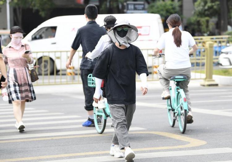西安持續高溫 天空現壯觀“日暈”