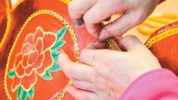 是手藝人也是“守藝人” 舊時宮廷繡燈　點亮尋常巷陌