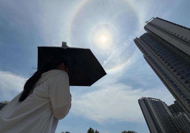 西安持續高溫 天空現壯觀“日暈”
