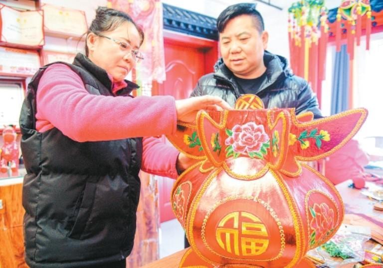 是手藝人也是“守藝人” 舊時宮廷繡燈　點亮尋常巷陌_fororder_微信圖片_20260109093536_969_356