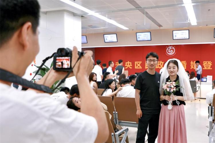 “甜蜜520”西安迎來婚姻登記高峰
