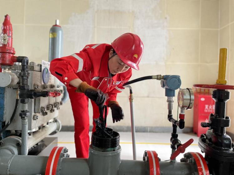 【陜西工人有絕活】程艷紅： 巧手創“盤根革新”，小改動撬動油田大效益_fororder_wps_doc_1