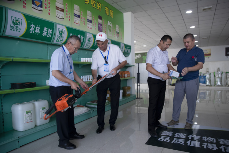 中亞農民渭南“取經”記_fororder_7月17日，中亞五國職業農民在陜西省渭南臨渭區綠盛現代農機專業合作社了解相關農資用品。 (2)