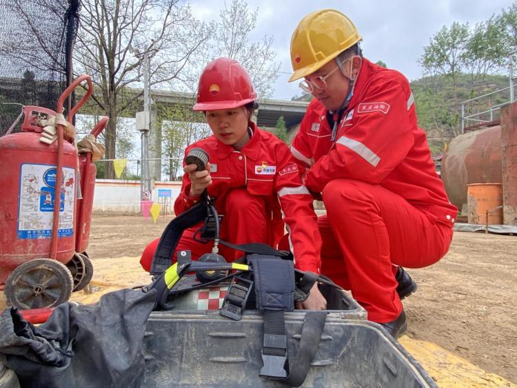 【陜西工人有絕活】程艷紅： 巧手創“盤根革新”，小改動撬動油田大效益_fororder_wps_doc_3