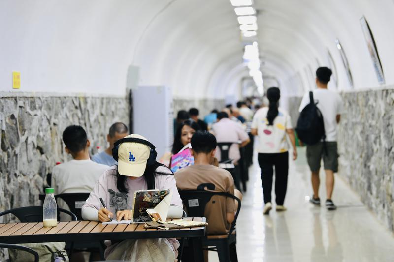 古城持續高溫 市民防空洞避暑納涼