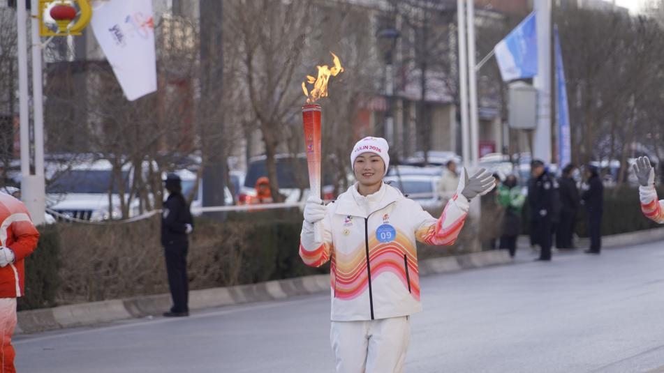 省一冬會火炬傳遞走進靖邊 冰雪激情點亮塞上綠洲_fororder_圖片3