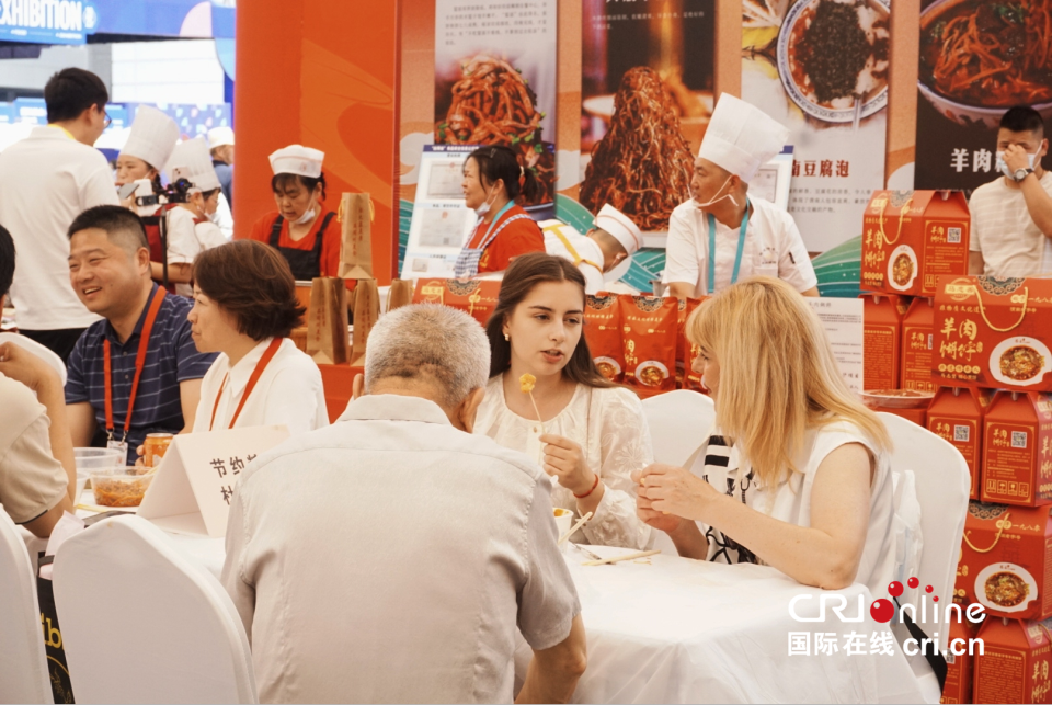 特色珍饈C位出道 第九屆絲博會渭南美食圈粉外國客商_fororder_圖片4