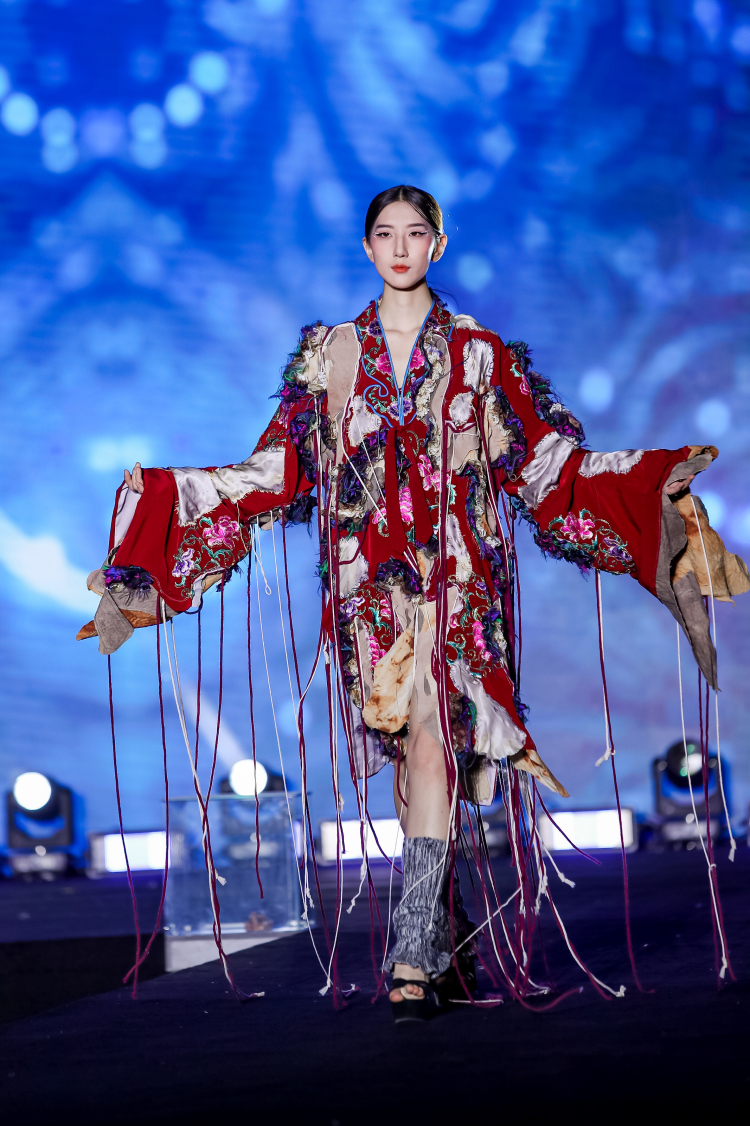 “黃河博彩 渭耀錦裳”陜科大服裝設計作品動態展在渭南舉行_fororder_圖片19
